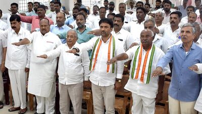 Vishwanath takes part in function to felicitate Periyapatna MLA at Congress office in Mysuru