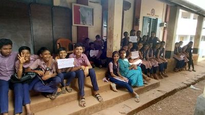 Appointment of teachers to Kannada-medium schools in Kasaragod kicks up a row again