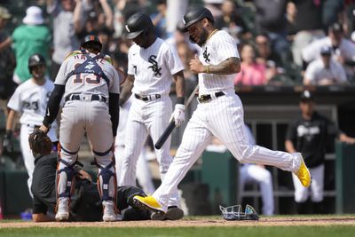 White Sox walk off Tigers on wild pitch that ricocheted off an umpire’s face