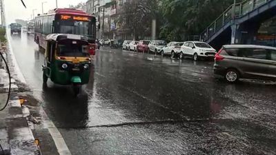 Parts of Delhi witnesses light rains, maximum temperature settles at 33.7 deg C