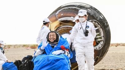 China's Shenzhou 15 capsule lands safely with 3 Tiangong space station astronauts (video)