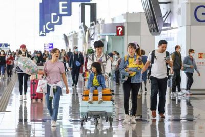 Most mainland Chinese flying overseas via Hong Kong