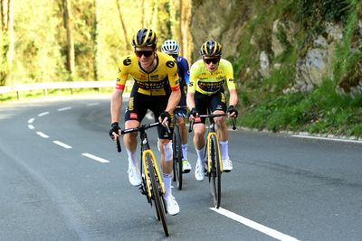 Steven Kruijswijk fractures collarbone and pelvis in Critérium du Dauphiné crash