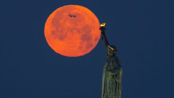 Watch the full 'Strawberry Moon' rise on June 3