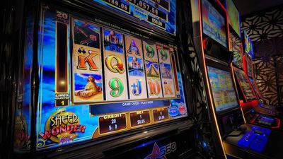 Pokies cap lowered by NT government, stops short of banning new machines in Alice Springs venues