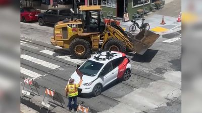 Cruise Robotaxi Gets Stuck In The Middle Of An Intersection, Elon Musk Replies