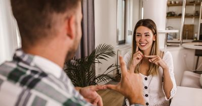 Glasgow Clyde College offering 'two minute' courses around the city including British Sign Language