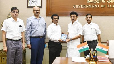 Officials call on CM at the Secretariat