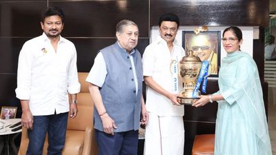 India Cements top team call on CM, show him IPL trophy