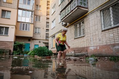 Kherson residents flee under artillery fire after collapsed Kakhovka dam floods homes