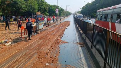 Huge oil spill on busy Masab Tank road disrupts traffic