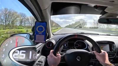 Renault Clio RS Trophy Sounds Angry Going 155 MPH On Autobahn