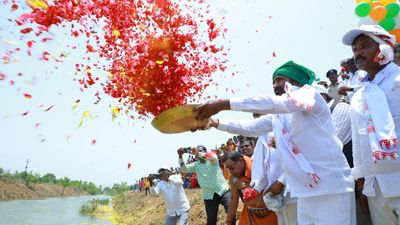 Suryapet celebrates Kaleshwaram waters with mass ‘harati’