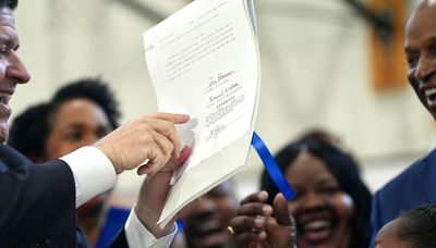 Pritzker signs $50.4 billion budget that boosts early education funding — and stops state officials’ raises from breaking the law