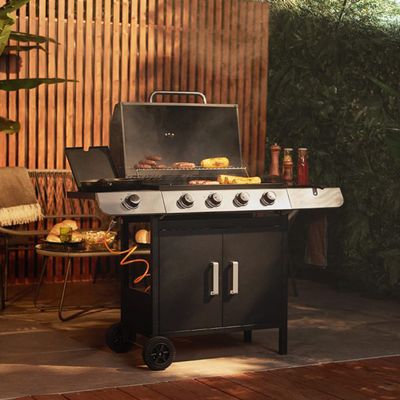 Struggling with the cost of grilling crisis? The affordable Vonhaus 4+1 Burner Gas BBQ might help to beat it