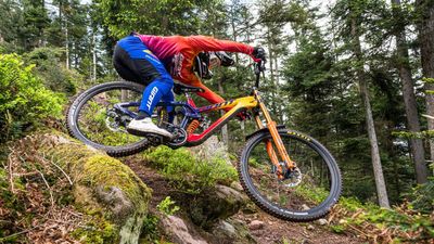 Giant gives a nod to the glory days of early downhill mountain biking with the new Glory Advanced