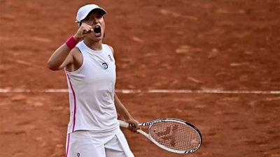 Iga Swiatek sets up Karolina Muchova showdown for French Open crown