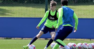 Everton squad show support for midfielder before summer transfer