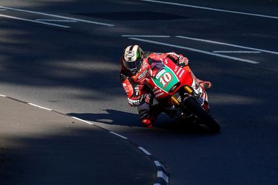 Isle of Man 2023: Hickman takes shock Supertwin win, Dunlop denied history