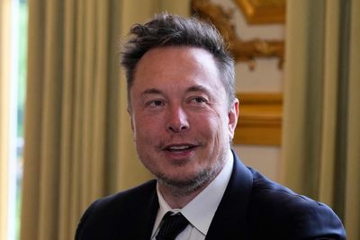 Elon Musk seems to want to turn Twitter into a cable news network just as CNN is cratering