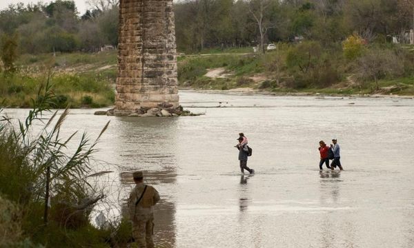 Outcry as Texas to install ‘buoy barrier’ in Rio Grande to deter border crossings