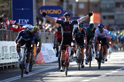 ZLM Tour: Arvid de Kleijn surges to stage 3 sprint win