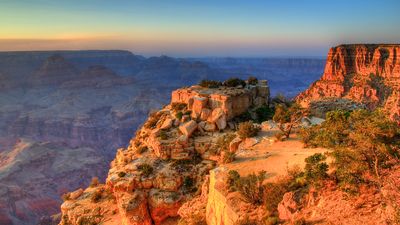 Clueless tourists gather for family photos on rim of Grand Canyon