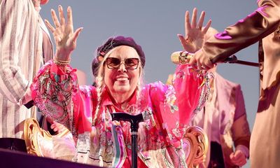Joni Mitchell review – first headline show in two decades is three hours of total joy