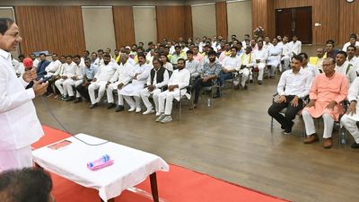 MP, Maharashtra leaders join BRS