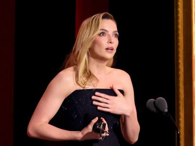 Tony Awards – live: Jodie Comer, Sean Hayes win big as Hamilton star makes ‘Grand Wizard’ joke about DeSantis