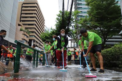 Chadchart hails uni at cleanup day event