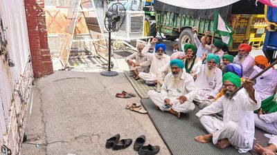 Punjab Police removes protesting farmers from outside PSPCL office in Patiala