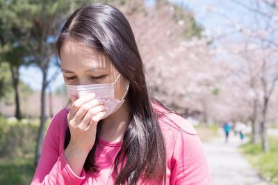 Hay fever advice sought every three seconds: What are the symptoms and how do you treat it?