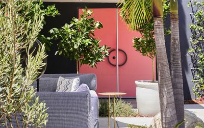 This Los Angeles home is packed with the best entertaining spaces – from the coolest hang-out sofa to an outdoor bar
