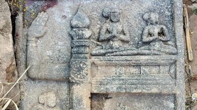 15th-century hero stone of Vijayanagara era discovered at Vanavolu in SSS district