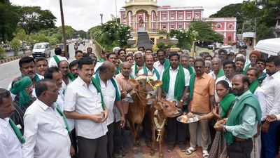 Kurubur Shanthakumar-led farmers’ group opposes withdrawal of anti-cattle slaughter law