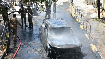 Car catches fire near Collectorate in Vellore