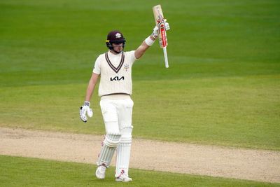 Jamie Smith’s century helps leaders Surrey’s bid to complete a record run chase