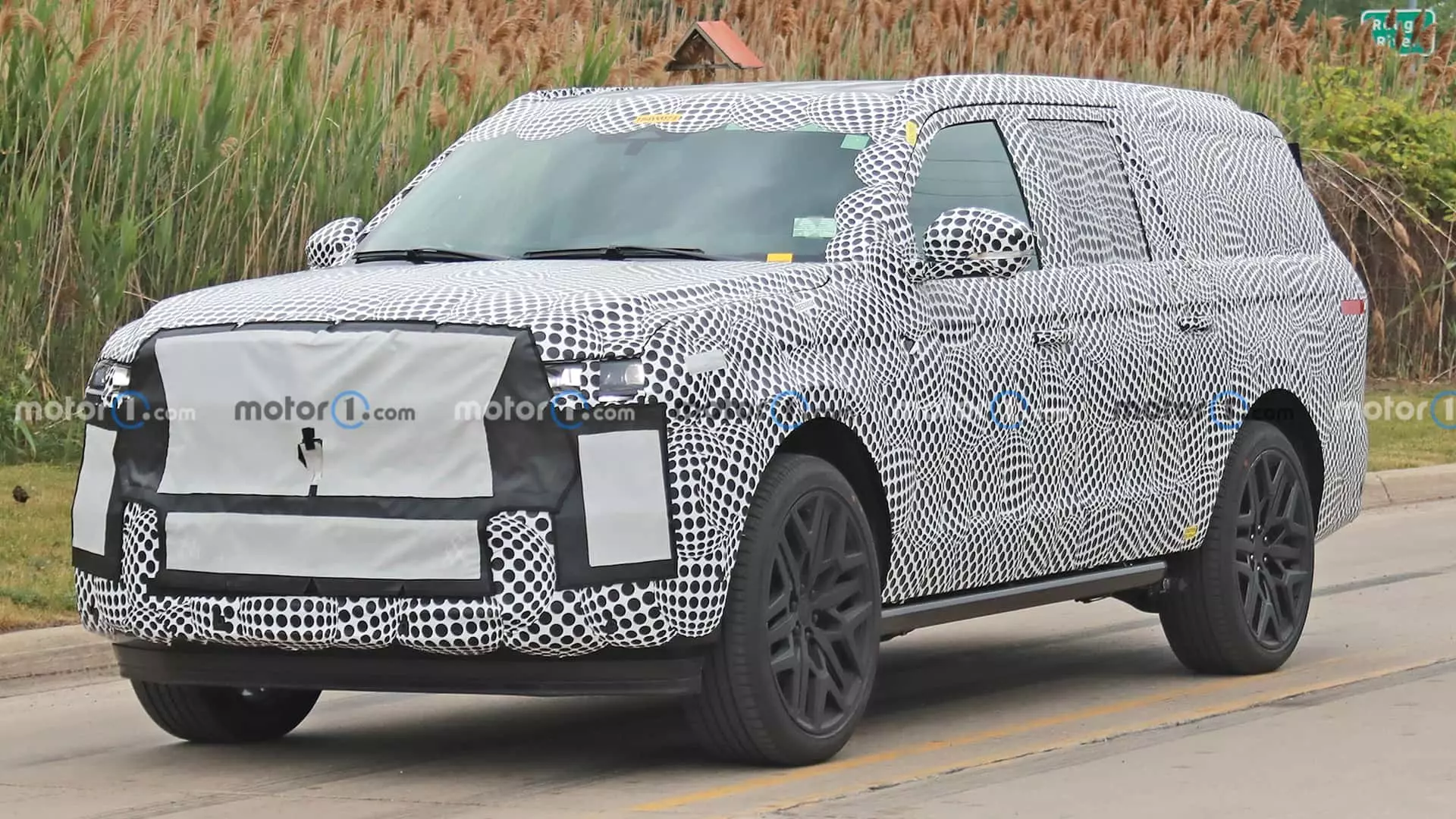 2025 Lincoln Navigator Spied For First Time, Features…