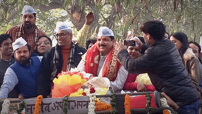 AAP workers hail Sanjay Singh, shrug off Guptas