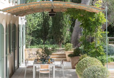 How can I make my outdoor dining area more welcoming? These ideas will make your backyard a beacon for entertaining