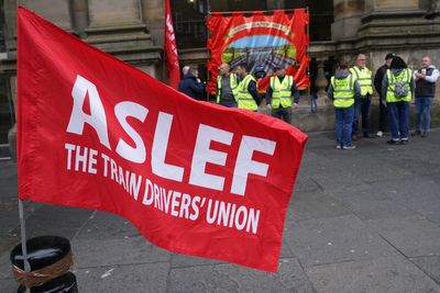Train drivers vote to continue strike action in pay dispute