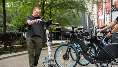 New Divvy scooters have phone chargers, blinkers and an AI-powered sidewalk-detecting camera