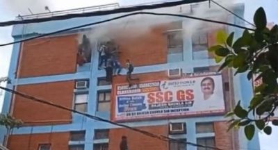 Delhi: Massive fire at coaching centre in Mukherjee Nagar; People abseil down for safety