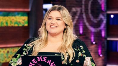 Kelly Clarkson's emerald green wrap dress just caught our eye