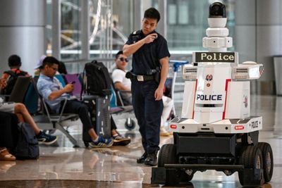 Singapore to put more police robots on the streets