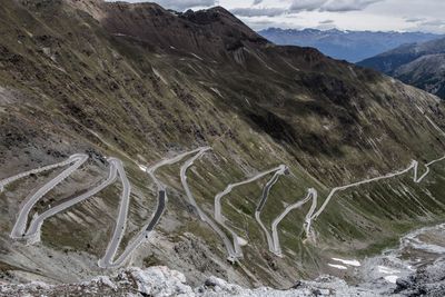 24 riders disqualified from U23 Giro d'Italia for holding onto vehicles on Stelvio