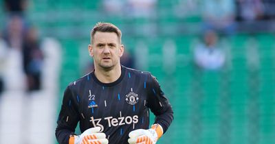 Manchester United make contract move on Tom Heaton amid goalkeeping uncertainty