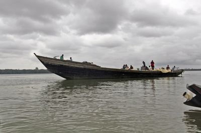 ‘She clung to the children’: Nigeria boat tragedy survivors mourn