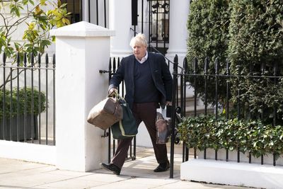 Boris Johnson joins Daily Mail as columnist but ‘did not inform watchdog’
